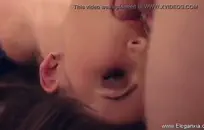 فتاة مثيرة الساخنة تستخدم نجم البحر الوردي لإمتاع صديقها عشيقها.