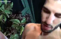 التبول في وجهك في صباح صيف حار.