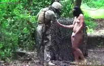 إنها تقفز لأعلى ولأسفل مع الكثير من الطاقة، وتصبح أكثر رطوبة أثناء الصراخ بصوت عالٍ.