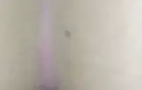 العاهرة الرقيقة تعبث مع الديك.