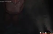 الاستمناء في الحمام عندما تكون الأسرة في المنزل.