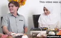 التبول في دلو في الحديقة.