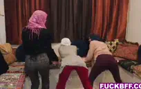 مارس الجنس كس زوجتي مثير ضيق قليلا في المطبخ.