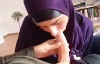 أستمني لبضع ساعات بينما والديّ في المنزل.