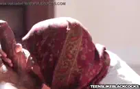 مراهقة في الحمام مع بزاز كبيرة.