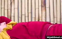 تقوم فتاتان بمضايقة رجل حتى لا يستطيع التعامل مع الأمر بعد الآن، ثم يمنعانه من إطلاق سراحه أثناء استجوابه بأجسادهما حتى يستسلمان أخيرًا لمناشداته من أجل الإغاثة.