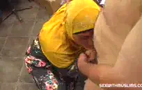 فرخ صغير مع أباريق كبيرة