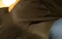 عسل ضخم يحصل على فرجها الضيق الذي تم تدميره بواسطة قضيبين ضخمين، ثم يقوم بتفجير حمولة ضخمة في كل مكان