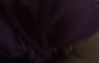 يبدو قضيبك رائعًا بين شفتي، ساخنًا وناعمًا مع اللعاب.