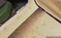 جاري يحب عندما أمارس الجنس معها أمام صديقي.