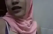 يتميز هذا المقطع بلوندي مثير يحصل على ثقوبها التي قصفت بشدة بواسطة بعض الأزرار الخشنة.