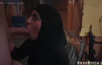 مراهق آسيوي عصبي ذو مظهر بريء يتم امتصاصه بدون رحمة من قبل رجل خشن في متجر للجنس.