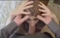 يتم قصف الكلبة الشابة مثل عاهرة رخيصة من قبل الديك الكبير.