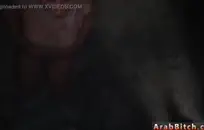 تصرخ الزوجة بينما يتم اختراق كسها الضيق بواسطة قضيب أسود كبير أثناء انحناءها، على كاميرا الويب لتستمتع بالمشاهدة على hotgirlsoncam dot biz.