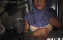 يتم تدمير فاتنة شابة ساخنة مثل حيوان بري، وتمارس الجنس مثل مهووس قرني، ويتم ضربها حتى لا تستطيع تحملها بعد الآن.