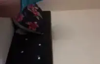 العاهرة الساخنة ذات الشعر البني تضرب ديكًا كبيرًا بينما يتم قصفها من الخلف.