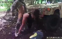 تم إدخال لقم الثقب الخاصة بها في وعاء العسل الخاص بها.