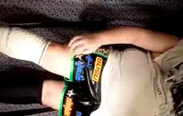 فتاة ساخنة تستمني وتبول على الشرفة في الحمام.