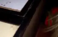 خنثى في الملابس الداخلية السوداء والجوارب في السيارة.