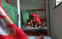 رائع في سن المراهقة سمراء في سن المراهقة اللعب مع بوسها في السرير.