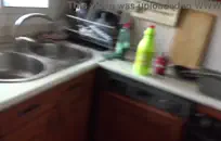 زوجة قرنية تمتص وتدلك قضيب الزوج.