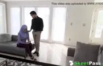 نائب الرئيس في الفم والفم ابتلاع اللسان والقذف عن طريق الفم.