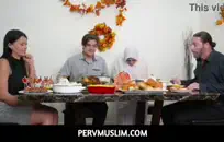 أعطتني زوجة أعز أصدقائي امرأة سمراء.