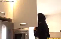 ديك كبيرة طرفة عين الهزات قبالة صاحب الديك الثابت.