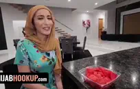 لطيف الصينية في سن المراهقة يظهر قبالة لها ضخمة الثدي.