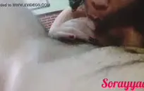 خنثي في ​​فستان أسود ضيق وجوارب سوداء ، شاعر المليون واللباس الداخلي بالرصاص.