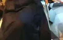 هل تلك الملابس الداخلية البلاستيكية الضيقة اللامعة الذهبية تجعل قضيبك ينبض؟