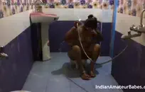 عشيقة cfnm القذرة تأخذ بيتا مثير للشفقة إلى المحكمة من أجل بعض متعة الإذلال الخطيرة.