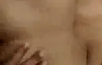 فتاة تدليك كبيرة الثدي ذات الحلق العميق تمتص الديك مثل المحترفين، 30 عامًا.