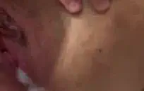 مثير في سن المراهقة اللعب مع بوسها في المدرسة.