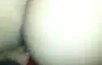 صغيرة في سن المراهقة يحصل الحلق مارس الجنس creampied على الأريكة.