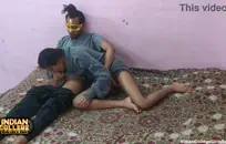 الاستمناء مع قطة صغيرة.