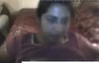 فتاة لطيفة في جوارب وجوارب يستمني في مكان عام.