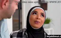 التبول في وعاء في الأماكن العامة ثم اللعب مع البظر.