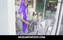 Mofos - العشاق الصغار يمارسون الجنس في مقهى ليراهم الجميع.