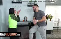 آني كروز المثيرة تبتلع ذلك القضيب الخالي من الشعر مثل المحترفين.