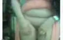 يستمتع الشباب المتحررون مع فتاة جميلة تدعى إيلونا تمارس الجنس في الغابة وهي مستلقية على بطانية النزهة، وتستمتع بجمال الطبيعة.