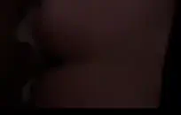 شريك الحمار مثير مع غنيمة ضخمة يفركها، ويضخها، ويطحنها، ويخنقها مثل الكعكة الساخنة على طاولة المطبخ.