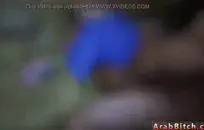 العملاق الحديدي عبارة عن دونغ معدني كبير تمطره فتاة ساخنة تدعى آني.