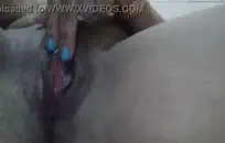 كس قرب مع التدفق على السرير.