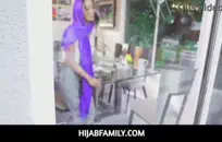 رجل منفرد يستمني في الحمام.