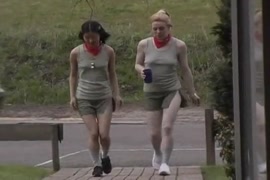 سكس ام تعلم بنتها النيك